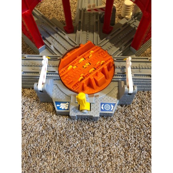 2005 - Fisher Price GeoTrax Workin Haul & Road System Roundhouse - Picture 8 of 9